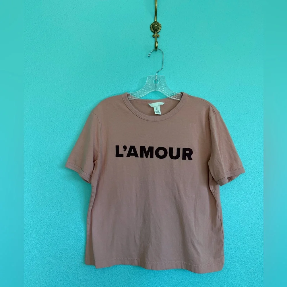 ♥️ H&M Pink Tee with L'AMOUR Print - Picture 3 of 5